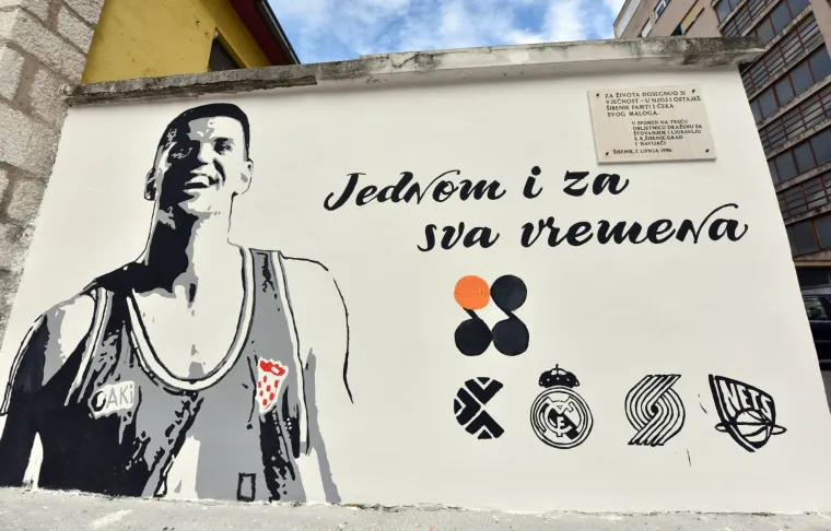 'Jednom i za sva vremena': pored prvog ko&scaron;a Dražena Petrovića u &Scaron;ibeniku osvanuo grafit