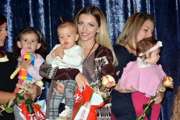 Ideja za reviju je nastala uz odobrenje UNICEF-a i kao dio programa promocije dojenja