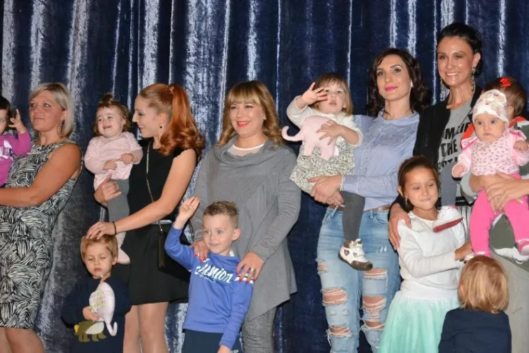Modna revija Ljepota majčinstva održana je u Domu kulture u Bjelovaru