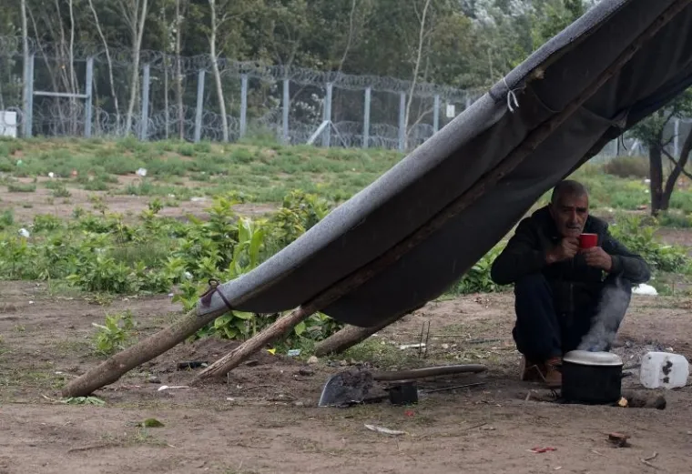 Migranti u improviziranom kampu na ničijoj zemlji u blizini graničnog prijelaza Horgos-Roszke.