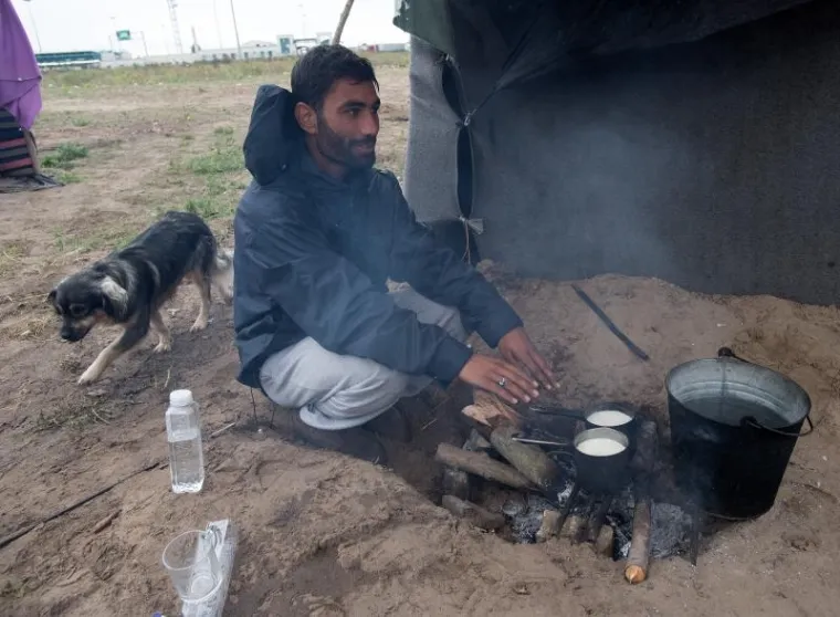 Migranti preživljavaju u doista te&scaron;kim uvjetima na hladnoći, a jedini krov nad glavom su im &scaron;atori.