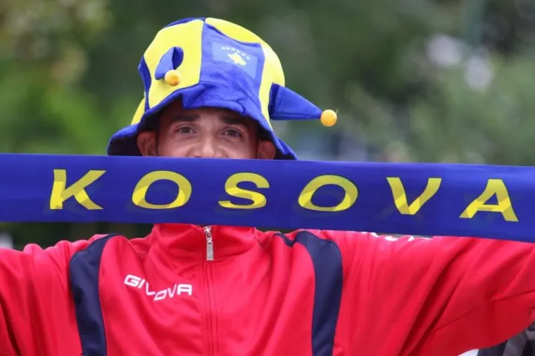 FE&Scaron;TA NA ULICAMA SKADRA: Hrvatski i kosovski navijači zajedno se zagrijavaju za utakmicu