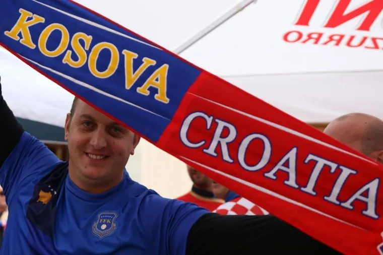 FE&Scaron;TA NA ULICAMA SKADRA: Hrvatski i kosovski navijači zajedno se zagrijavaju za utakmicu