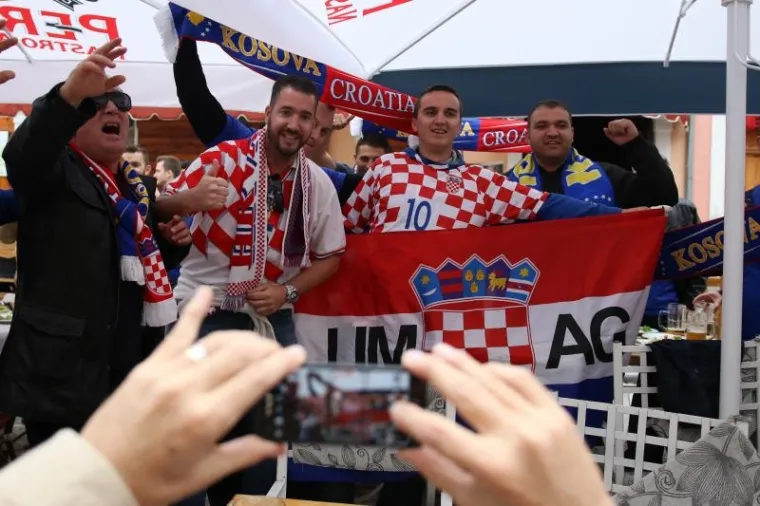FE&Scaron;TA NA ULICAMA SKADRA: Hrvatski i kosovski navijači zajedno se zagrijavaju za utakmicu