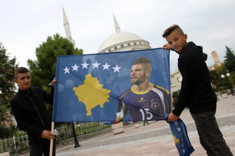 FE&Scaron;TA NA ULICAMA SKADRA: Hrvatski i kosovski navijači zajedno se zagrijavaju za utakmicu