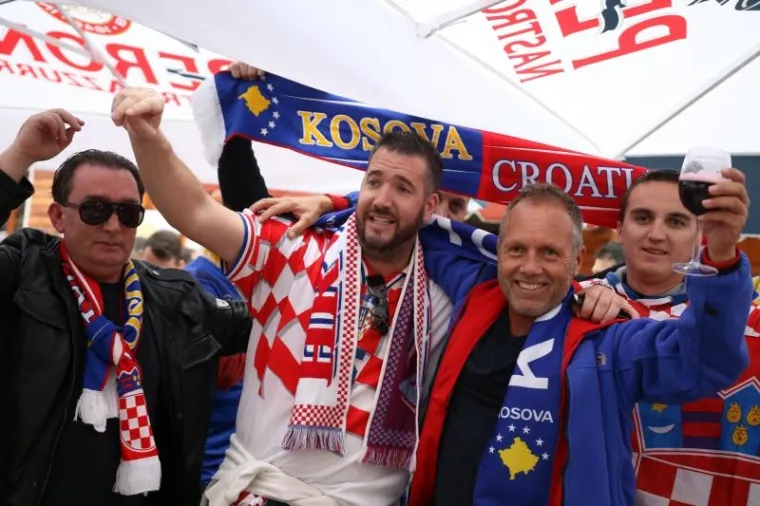 FE&Scaron;TA NA ULICAMA SKADRA: Hrvatski i kosovski navijači zajedno se zagrijavaju za utakmicu