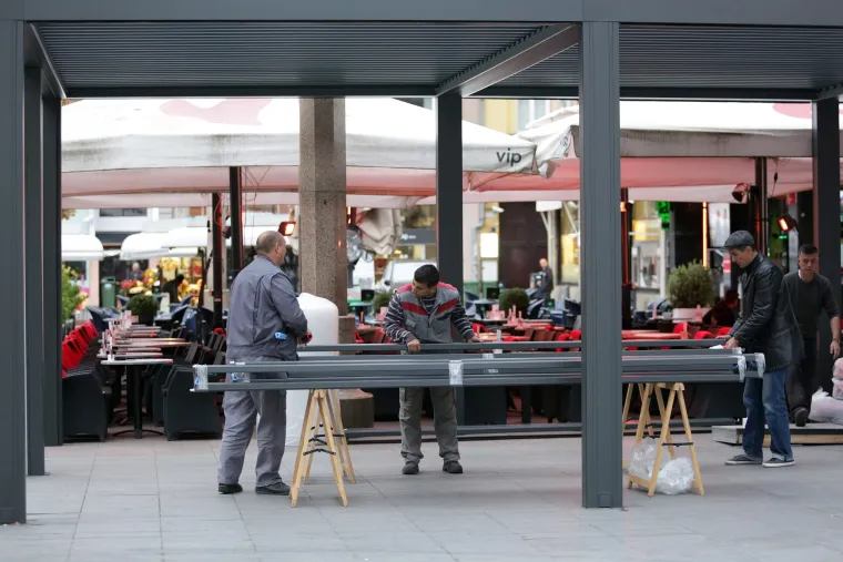 Kako su je postavili, tako je i rastavili: radnici uklanjaju metalnu terasa kafića na Cvjetnom