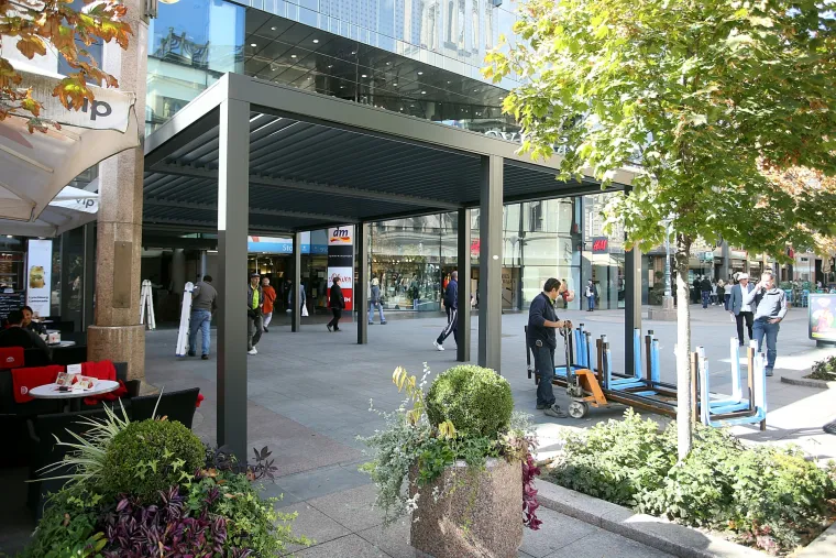 Kako su je postavili, tako je i rastavili: radnici uklanjaju metalnu terasa kafića na Cvjetnom