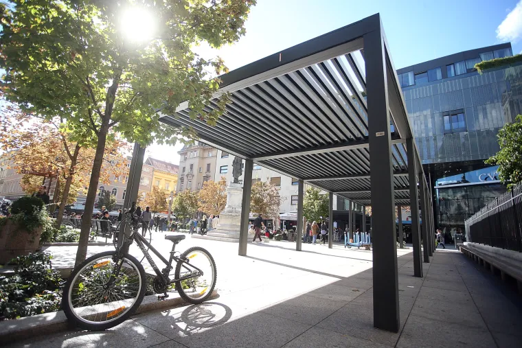 Kako su je postavili, tako je i rastavili: radnici uklanjaju metalnu terasa kafića na Cvjetnom