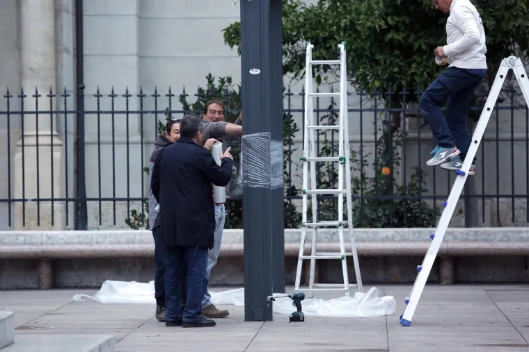 Kako su je postavili, tako je i rastavili: radnici uklanjaju metalnu terasa kafića na Cvjetnom