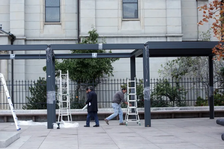 Kako su je postavili, tako je i rastavili: radnici uklanjaju metalnu terasa kafića na Cvjetnom