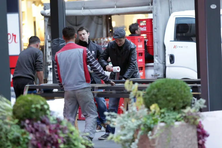 Kako su je postavili, tako je i rastavili: radnici uklanjaju metalnu terasa kafića na Cvjetnom