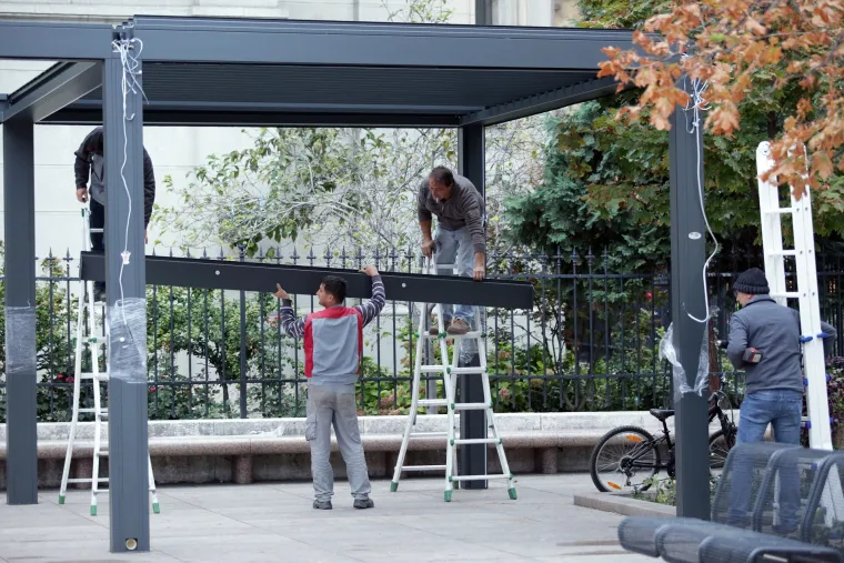 Kako su je postavili, tako je i rastavili: radnici uklanjaju metalnu terasa kafića na Cvjetnom