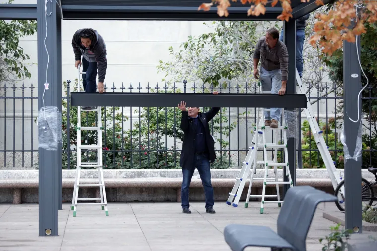 Kako su je postavili, tako je i rastavili: radnici uklanjaju metalnu terasa kafića na Cvjetnom