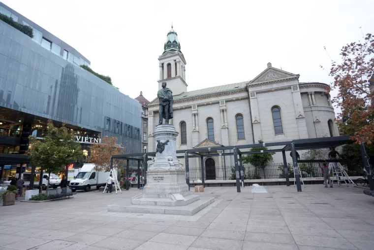 Kako su je postavili, tako je i rastavili: radnici uklanjaju metalnu terasa kafića na Cvjetnom