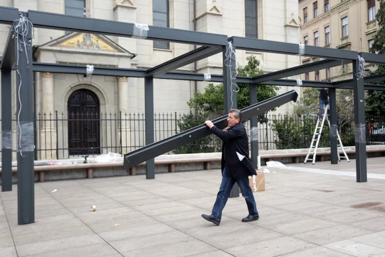 Kako su je postavili, tako je i rastavili: radnici uklanjaju metalnu terasa kafića na Cvjetnom