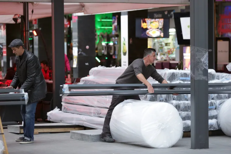 Kako su je postavili, tako je i rastavili: radnici uklanjaju metalnu terasa kafića na Cvjetnom