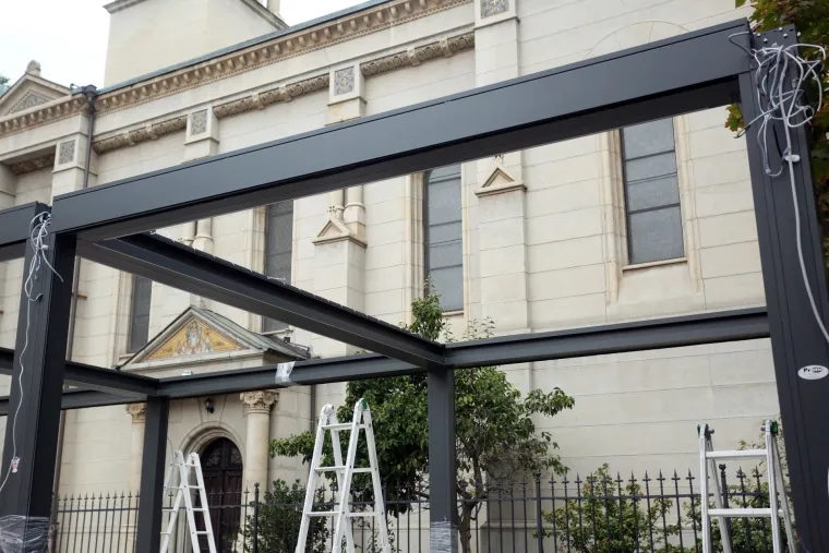 Kako su je postavili, tako je i rastavili: radnici uklanjaju metalnu terasa kafića na Cvjetnom