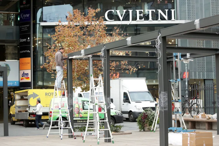 Kako su je postavili, tako je i rastavili: radnici uklanjaju metalnu terasa kafića na Cvjetnom