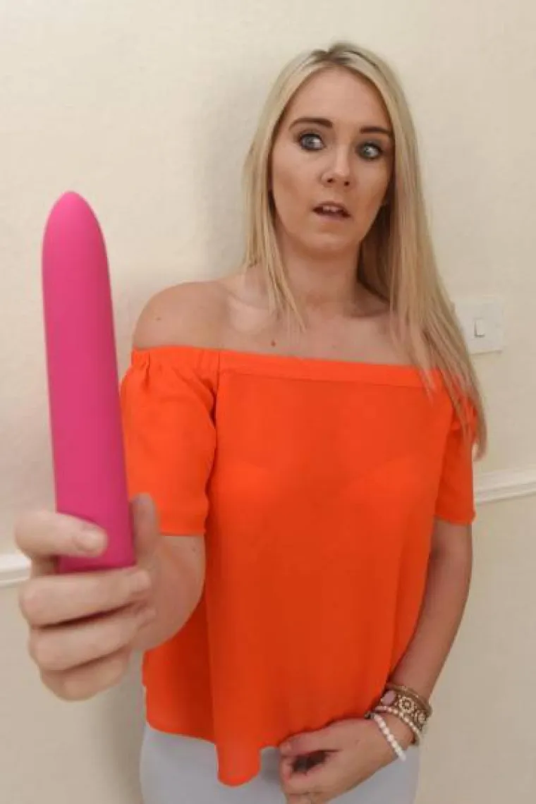 Vibrator je prvo pokušao izvaditi njezin dečko, no kada mu to nije pošlo za rukom, otišli su doktoru kako bi dobila nazad svoju igračku. Doktori su je uvjeravali da se to događa češće nego što ljudi misle, a ona je sa svojom pričom otišla medijima kako bi proširila glas o ovom velikom problemu. I vjerojatno dobro naplatila kako bi ublažila neugodnjak.