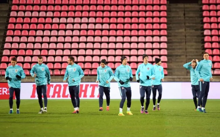 S KAPAMA NA GLAVI: Hrvatski nogometa&scaron;i odradili trening u Tampereu