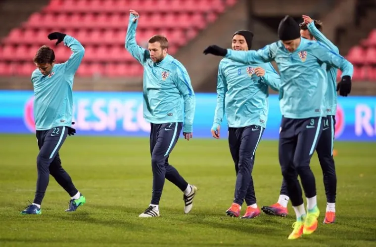 S KAPAMA NA GLAVI: Hrvatski nogometa&scaron;i odradili trening u Tampereu