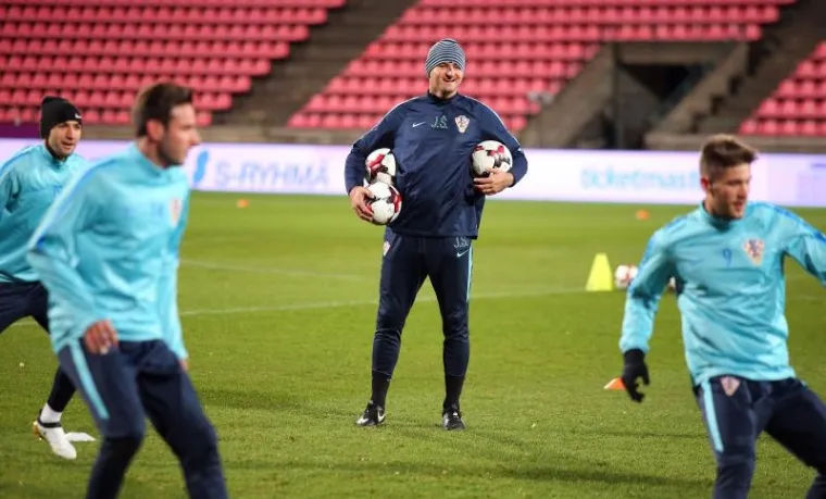 S KAPAMA NA GLAVI: Hrvatski nogometa&scaron;i odradili trening u Tampereu