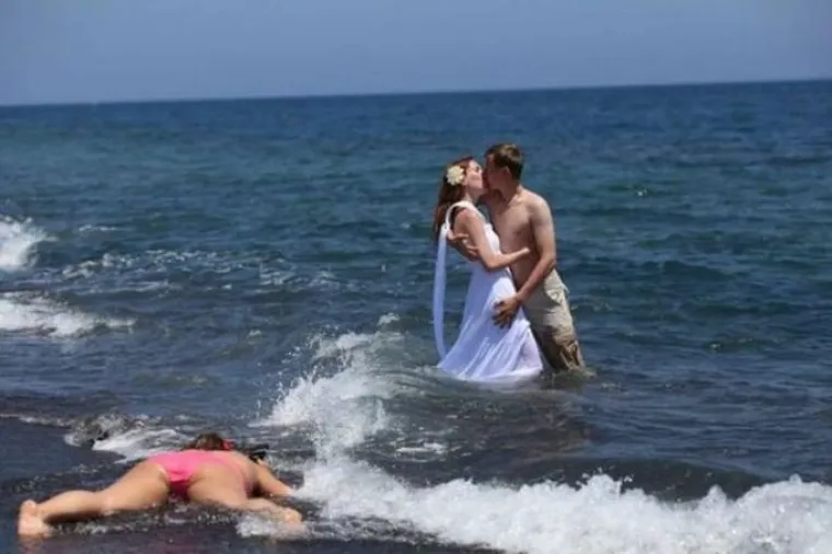 UPLOVILI U BRAČNU LUKU ČISTOM BRODOLOMOM: Ma, važno da se oni razumiju, koga briga što im se svi smiju