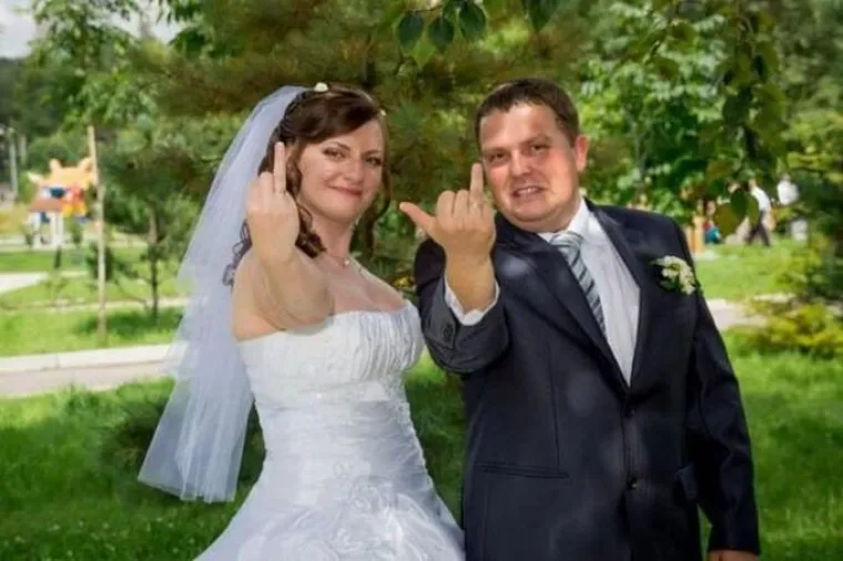 UPLOVILI U BRAČNU LUKU ČISTOM BRODOLOMOM: Ma, važno da se oni razumiju, koga briga što im se svi smiju