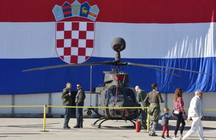 Povodom Dana neovisnosti, 93. zrakoplovna baza u Zemuniku otvorila je vrata posjetiteljima. Osim &scaron;to su mogli razgledati kanadere i druge zrakoplove i helikoptere hrvatskog ratnog zrakoplovstva,  građani su uživali i u akrobacijama Krila Oluje.