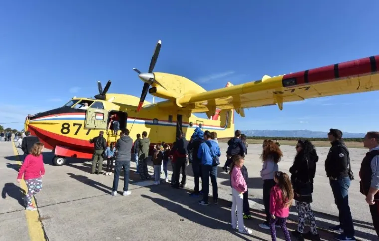 SPEKTAKL ZA DAN NEOVISNOSTI: Posjetitelji odu&scaron;evljeni akrobacijama Krila Oluje i letjelicama HRZ-a