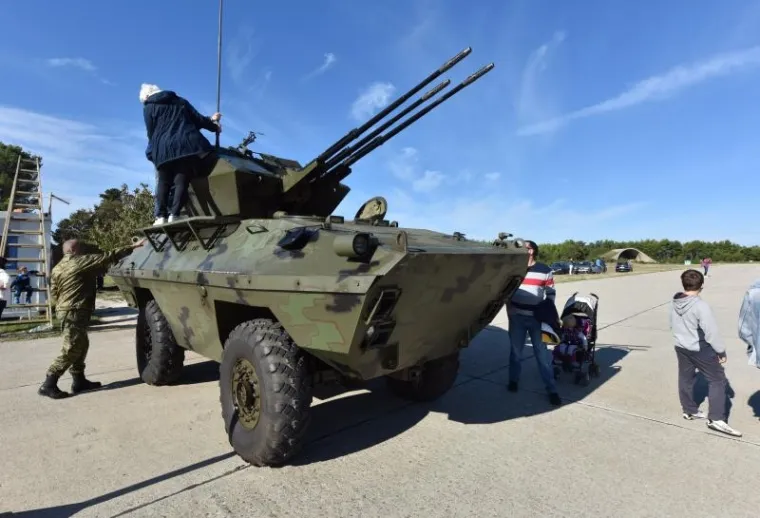 SPEKTAKL ZA DAN NEOVISNOSTI: Posjetitelji odu&scaron;evljeni akrobacijama Krila Oluje i letjelicama HRZ-a