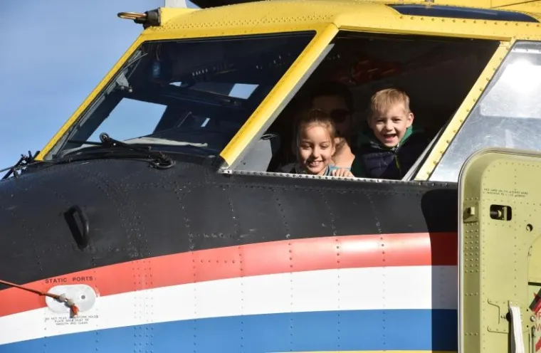 SPEKTAKL ZA DAN NEOVISNOSTI: Posjetitelji odu&scaron;evljeni akrobacijama Krila Oluje i letjelicama HRZ-a