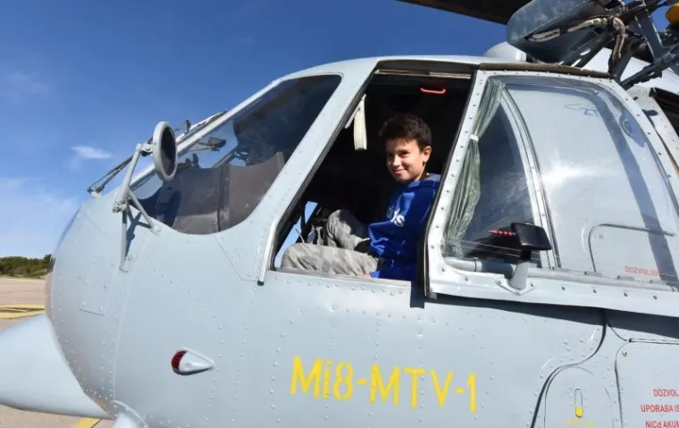 SPEKTAKL ZA DAN NEOVISNOSTI: Posjetitelji odu&scaron;evljeni akrobacijama Krila Oluje i letjelicama HRZ-a