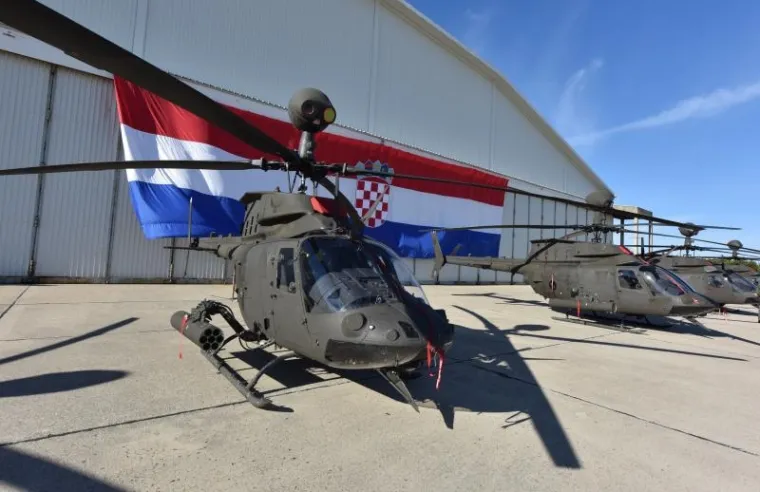 SPEKTAKL ZA DAN NEOVISNOSTI: Posjetitelji odu&scaron;evljeni akrobacijama Krila Oluje i letjelicama HRZ-a