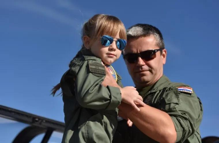 SPEKTAKL ZA DAN NEOVISNOSTI: Posjetitelji odu&scaron;evljeni akrobacijama Krila Oluje i letjelicama HRZ-a