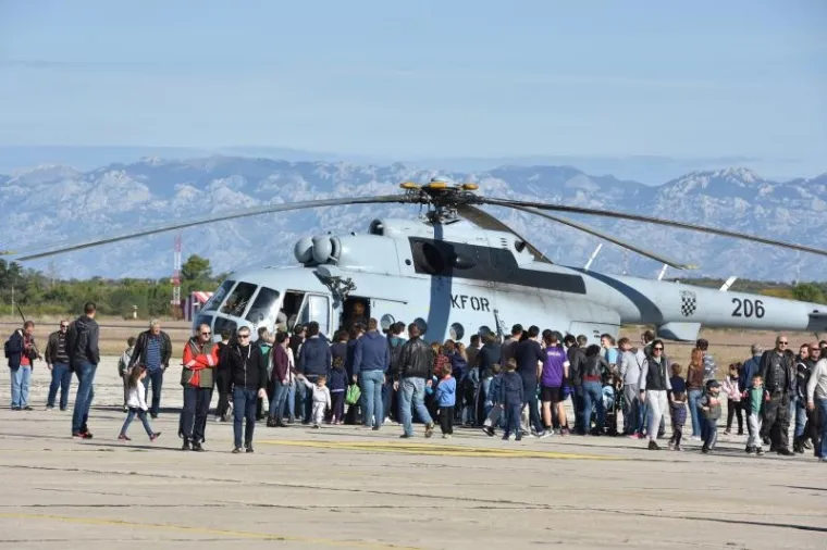 SPEKTAKL ZA DAN NEOVISNOSTI: Posjetitelji odu&scaron;evljeni akrobacijama Krila Oluje i letjelicama HRZ-a