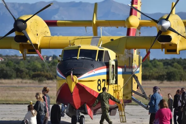 SPEKTAKL ZA DAN NEOVISNOSTI: Posjetitelji odu&scaron;evljeni akrobacijama Krila Oluje i letjelicama HRZ-a