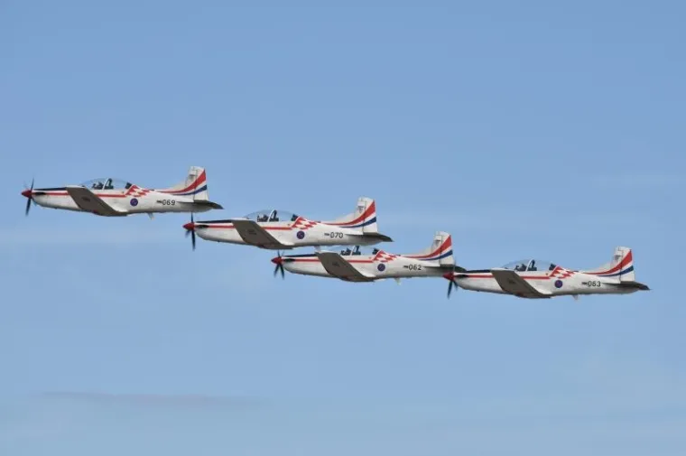 SPEKTAKL ZA DAN NEOVISNOSTI: Posjetitelji odu&scaron;evljeni akrobacijama Krila Oluje i letjelicama HRZ-a