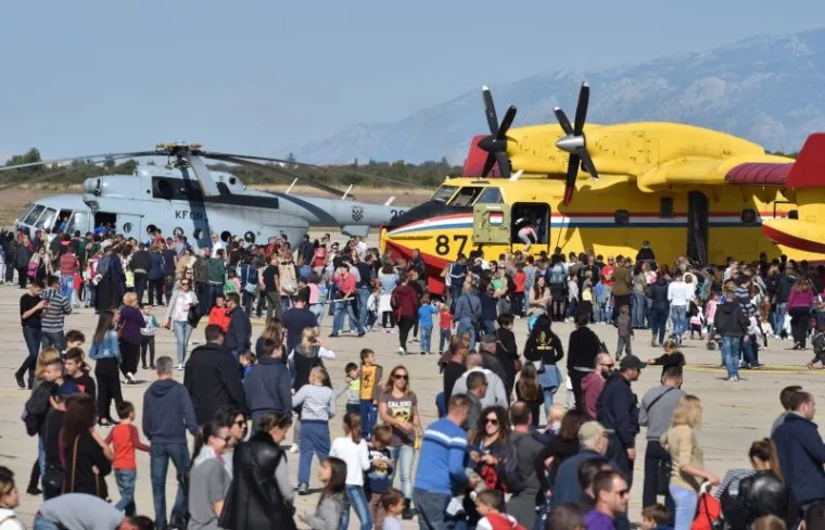 SPEKTAKL ZA DAN NEOVISNOSTI: Posjetitelji odu&scaron;evljeni akrobacijama Krila Oluje i letjelicama HRZ-a