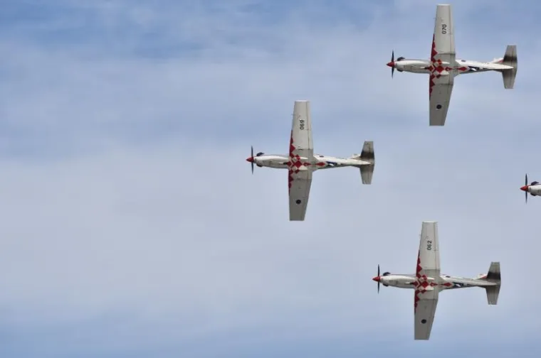 SPEKTAKL ZA DAN NEOVISNOSTI: Posjetitelji odu&scaron;evljeni akrobacijama Krila Oluje i letjelicama HRZ-a