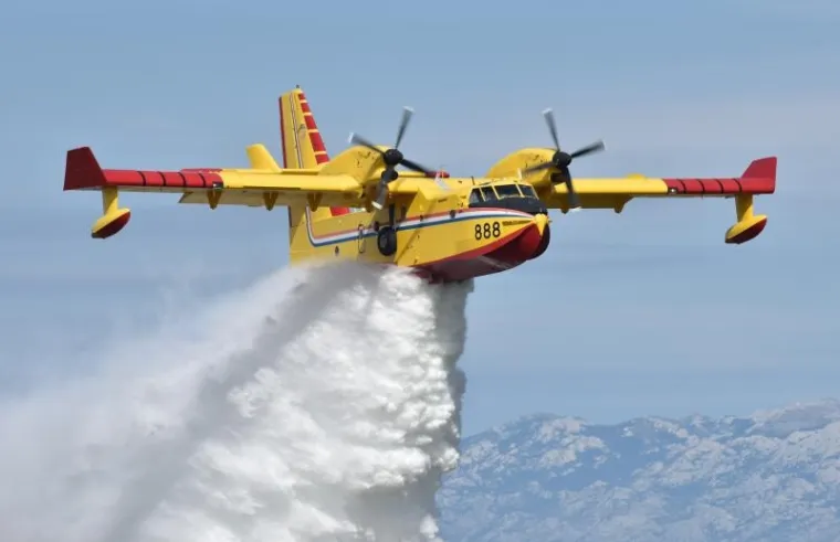 SPEKTAKL ZA DAN NEOVISNOSTI: Posjetitelji odu&scaron;evljeni akrobacijama Krila Oluje i letjelicama HRZ-a