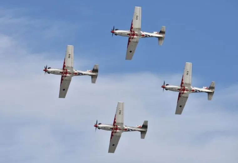 SPEKTAKL ZA DAN NEOVISNOSTI: Posjetitelji odu&scaron;evljeni akrobacijama Krila Oluje i letjelicama HRZ-a