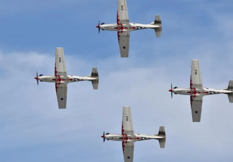 SPEKTAKL ZA DAN NEOVISNOSTI: Posjetitelji odu&scaron;evljeni akrobacijama Krila Oluje i letjelicama HRZ-a