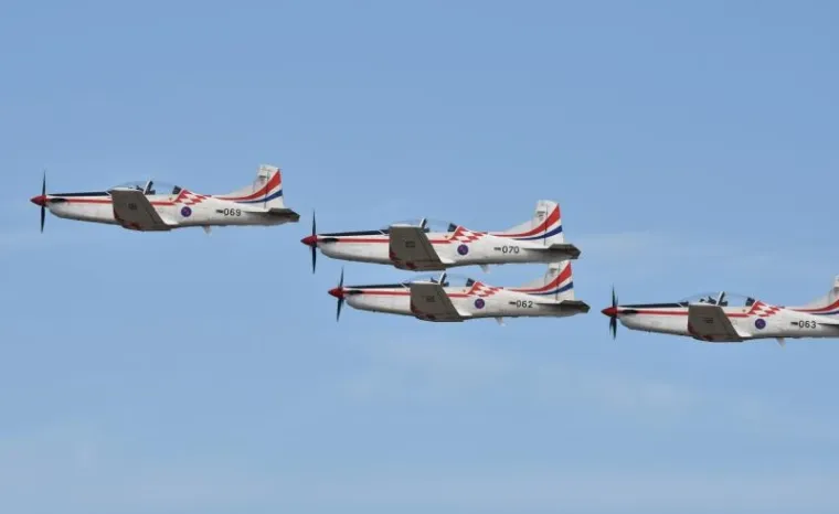 SPEKTAKL ZA DAN NEOVISNOSTI: Posjetitelji odu&scaron;evljeni akrobacijama Krila Oluje i letjelicama HRZ-a