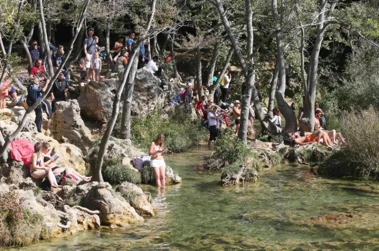 Turisti sa svih strana svijeta obilaze NP Krka, kupaju se, seću i uživaju u ljepotama.