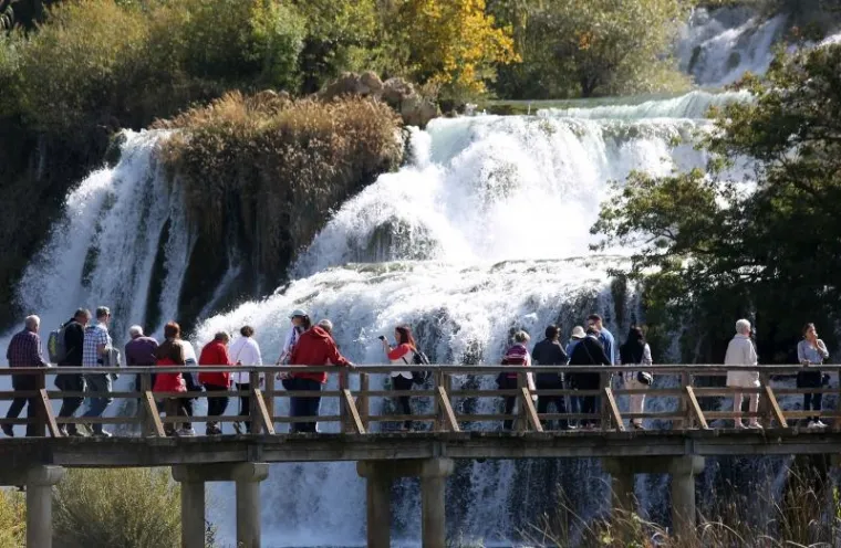 NP KRKA: Gužva kao usred sezone, a mnoge posjetiteljice odlučile se i razgolititi