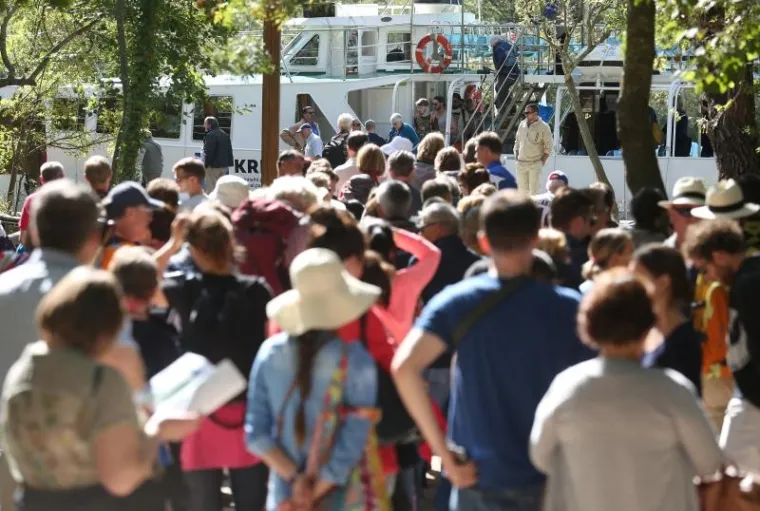 NP KRKA: Gužva kao usred sezone, a mnoge posjetiteljice odlučile se i razgolititi