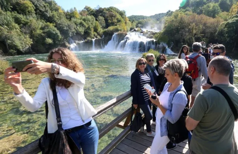 NP KRKA: Gužva kao usred sezone, a mnoge posjetiteljice odlučile se i razgolititi