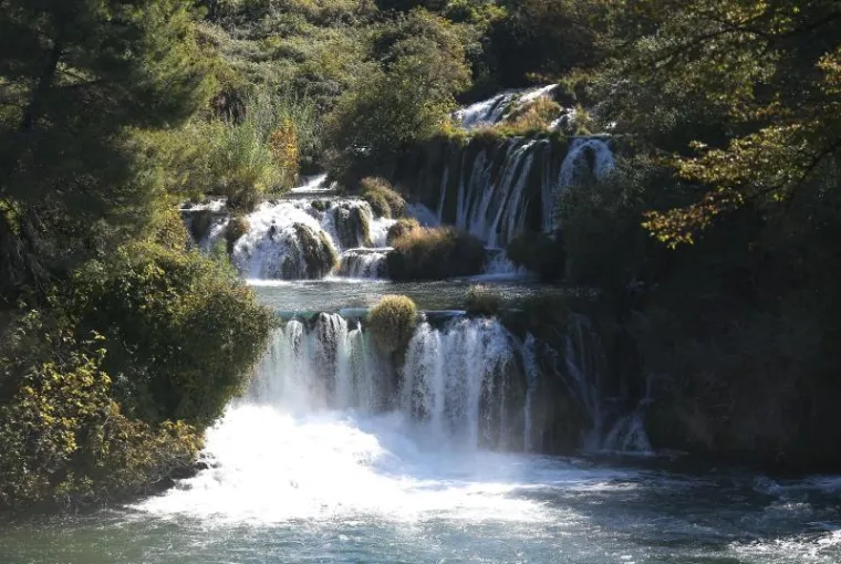 NP KRKA: Gužva kao usred sezone, a mnoge posjetiteljice odlučile se i razgolititi